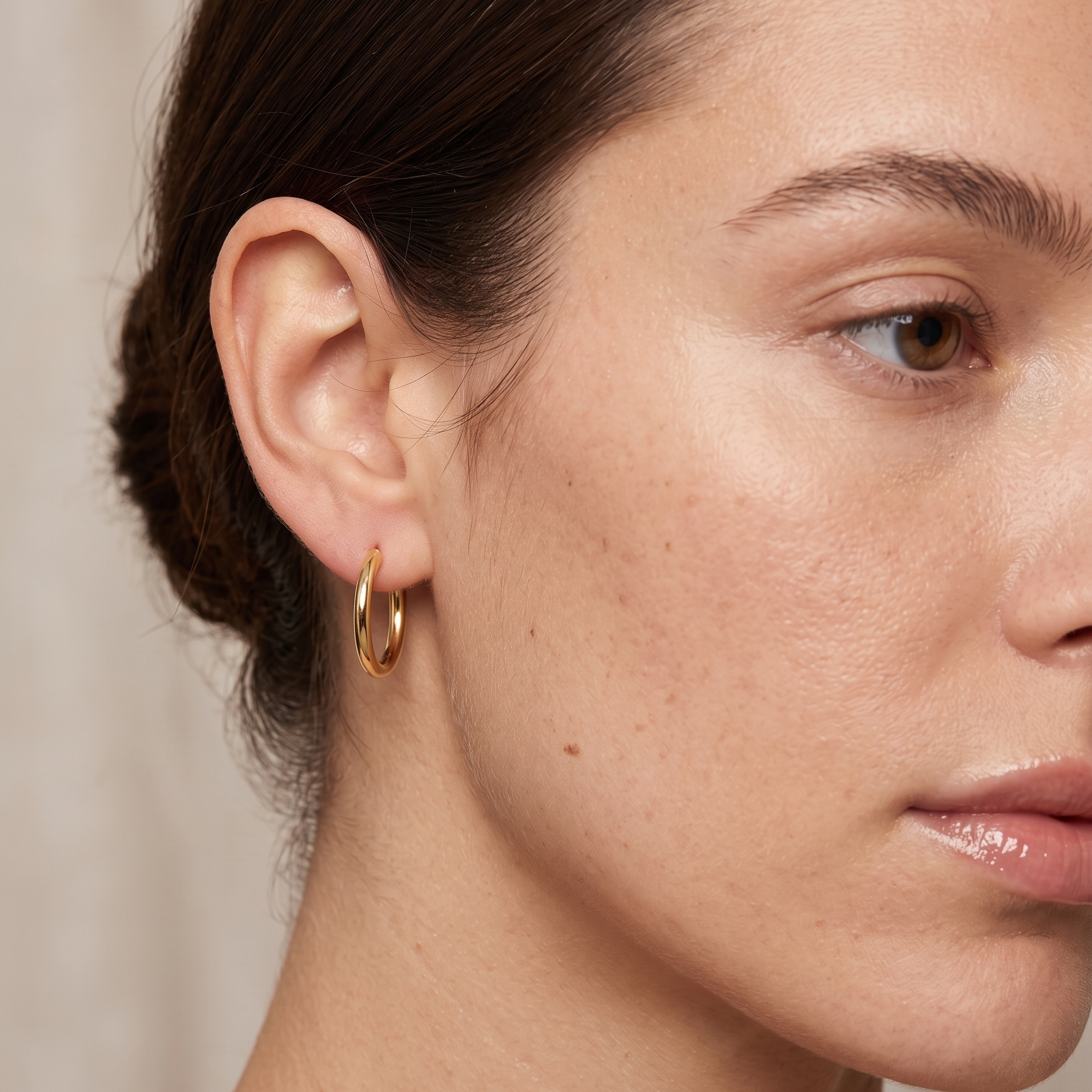 Aretes argolla de 18 mm en plata 925 bañada en oro de 18K sobre oreja