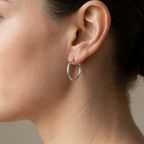 Argollas Roma Plateadas de 20 mm en Plata 925 puestas en la oreja | Emmas