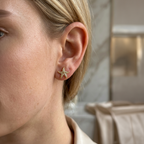 Aretes de estrella de mar en plata 925 bañada en oro de 18K con broche tipo mariposa sobre oreja