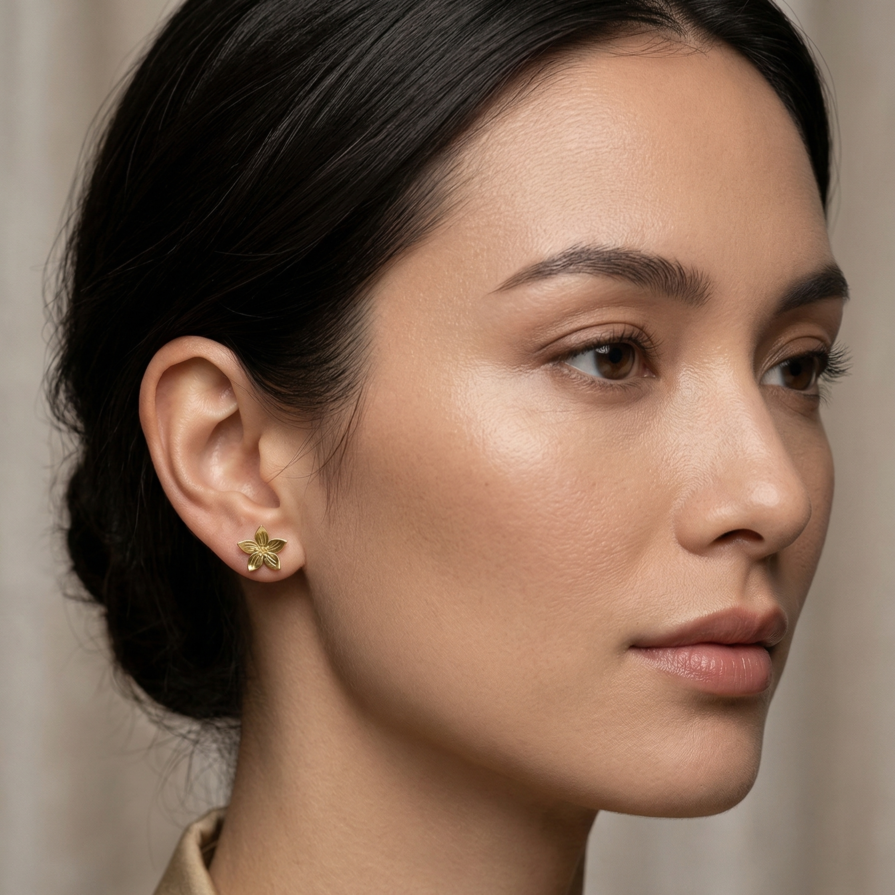 Aretes flor elegantes dorados de 1.3 cm en plata 925 bañada en oro 18K