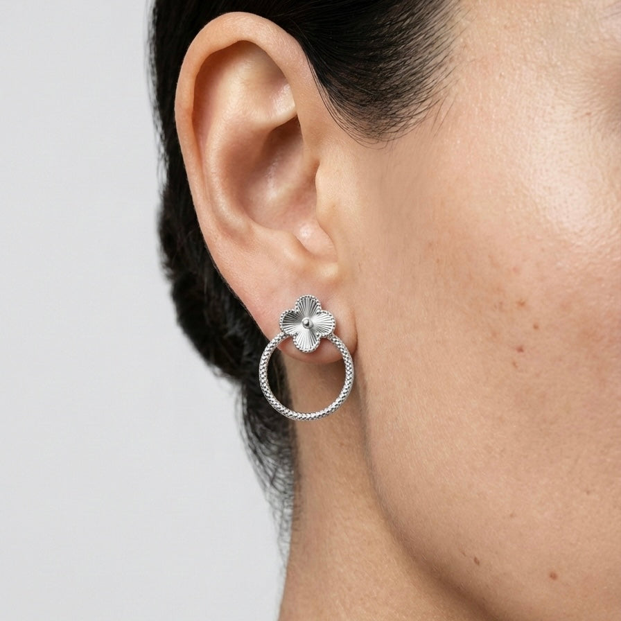 Aretes flor halo de plata 925 puestos en la oreja