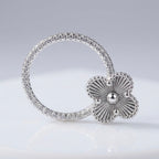 Arete flor halo de plata 925 con flor central y aro texturizado