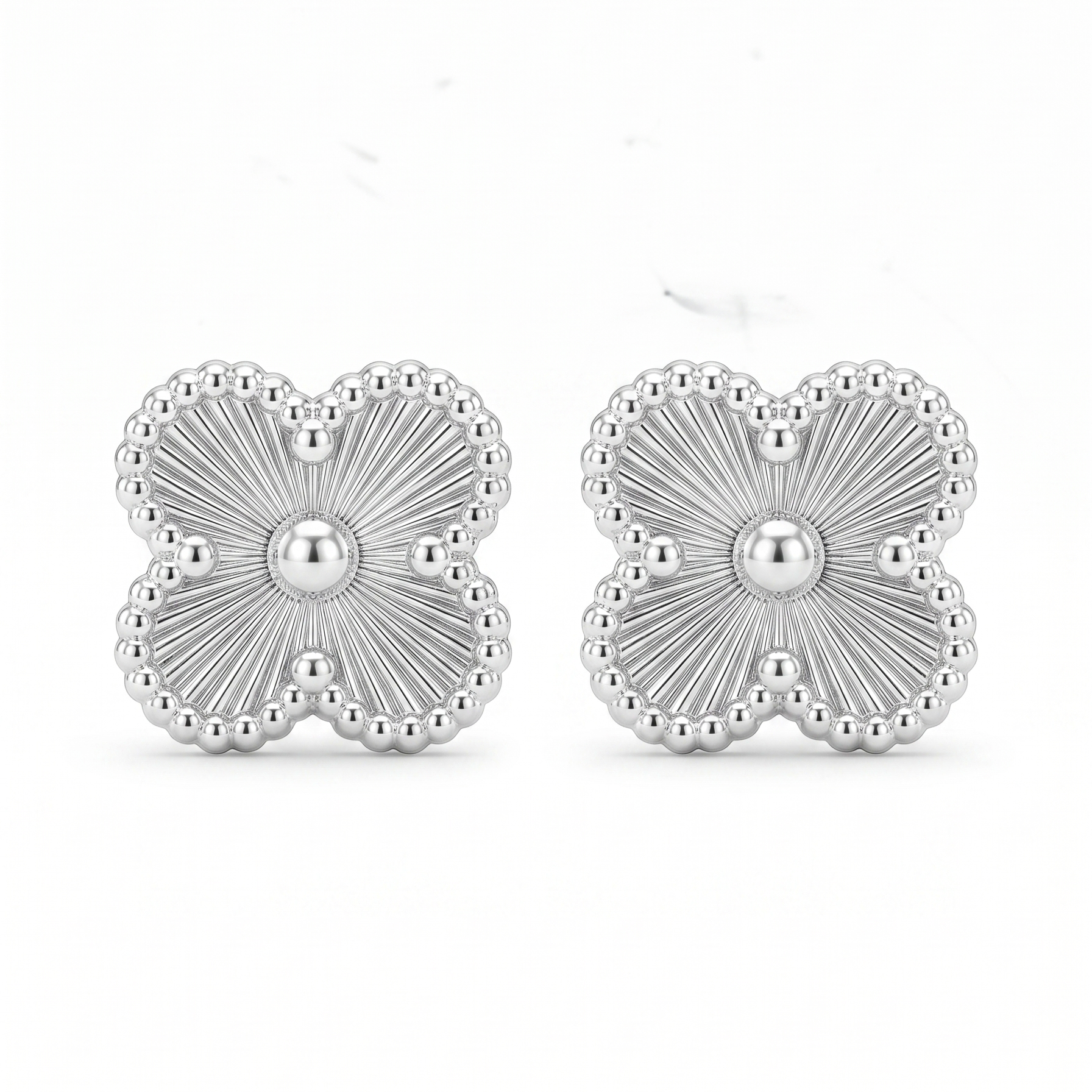 Aretes Flor Isadora de plata 925 con diseño floral y textura radial