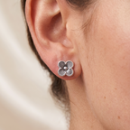 Aretes flor de plata 925 de 1 cm con broche tipo mariposa sobre oreja