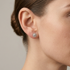 Aretes girasol mini de plata 925 puestos en la oreja