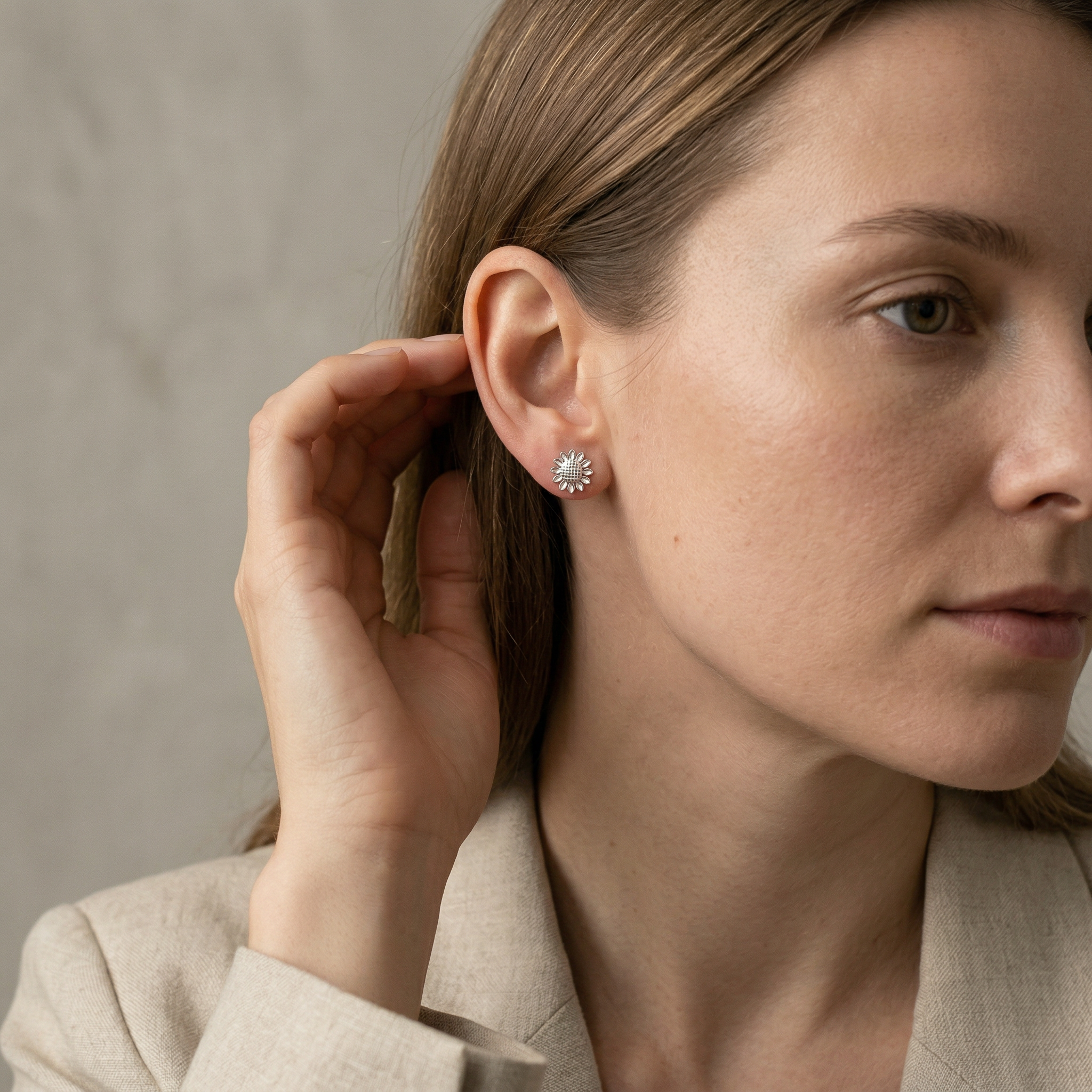 Aretes girasol mini de plata 925 con diseño floral