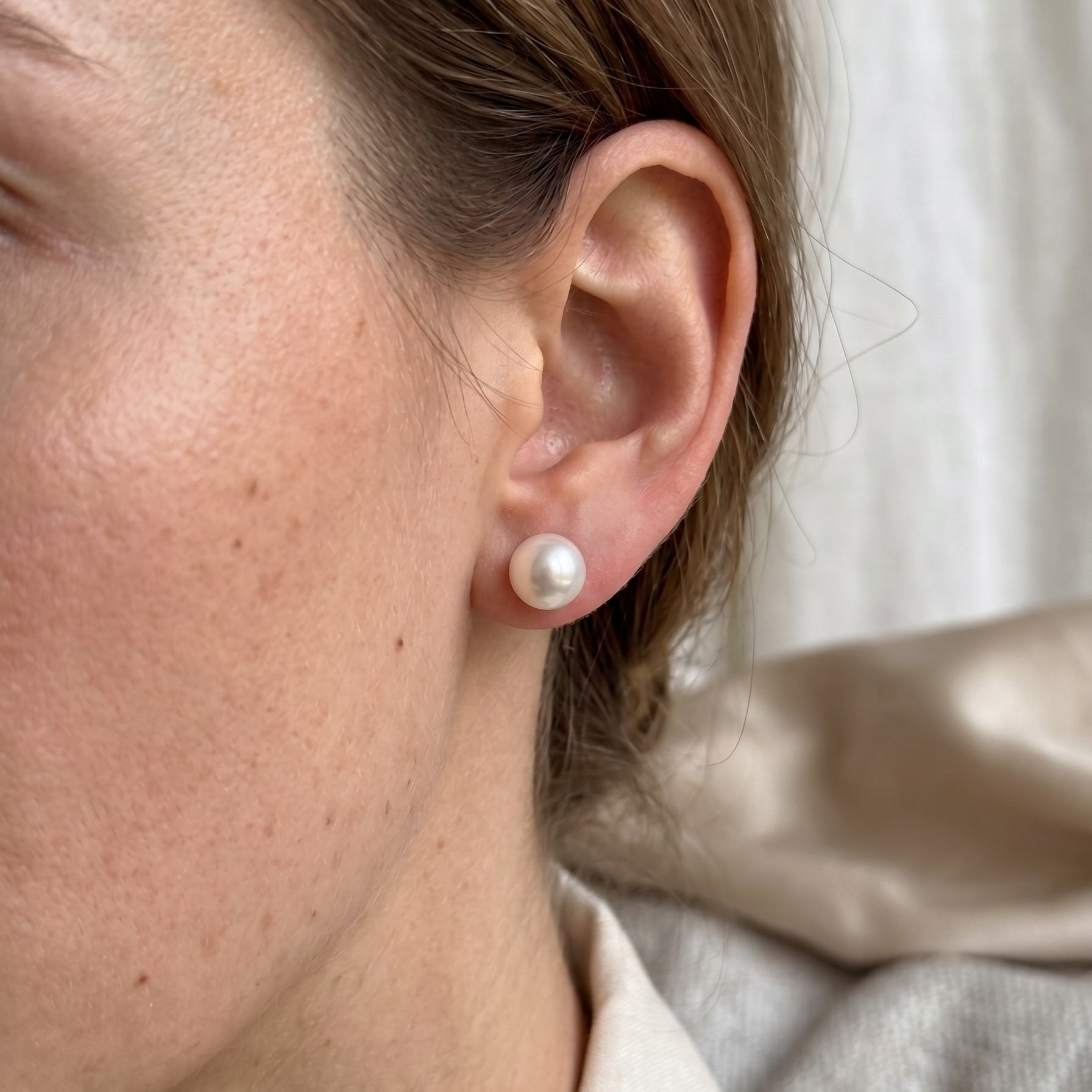 Aretes de perla de río de 10 mm en plata 925 con acabado elegante