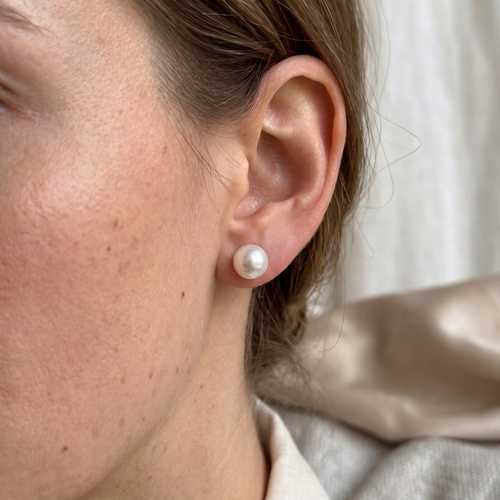 Aretes de perla de río de 10 mm en plata 925 con acabado elegante