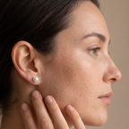 Aretes de plata 950 con perla de río de 7 mm sobre oreja