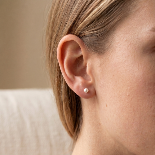 Aretes pequeños de perla blanca en plata 925 con acabado delicado