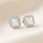 Aretes de plata 925 con centro de nácar blanco y zircones transparentes