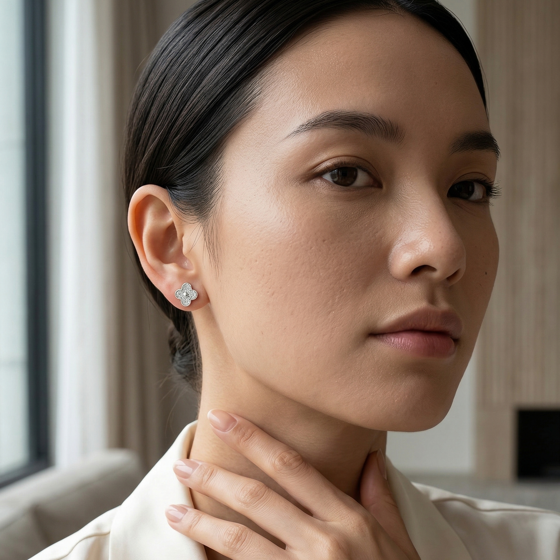 Aretes pequeños de plata 925 con forma de trébol y acabado brillante