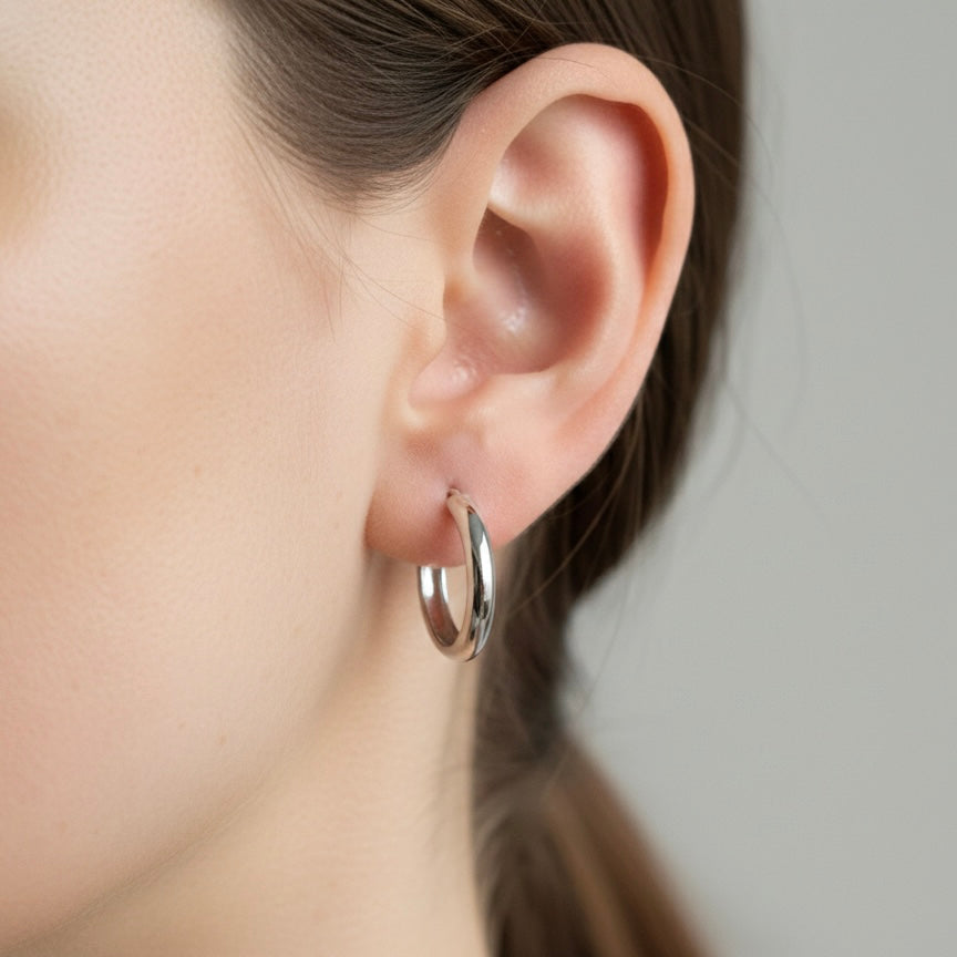 Argollas clásicas de plata de 20 mm puestas en la oreja