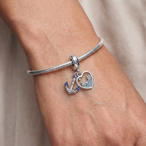 Charm Ancla de Amor de Plata 925 colocado en pulsera tipo charm