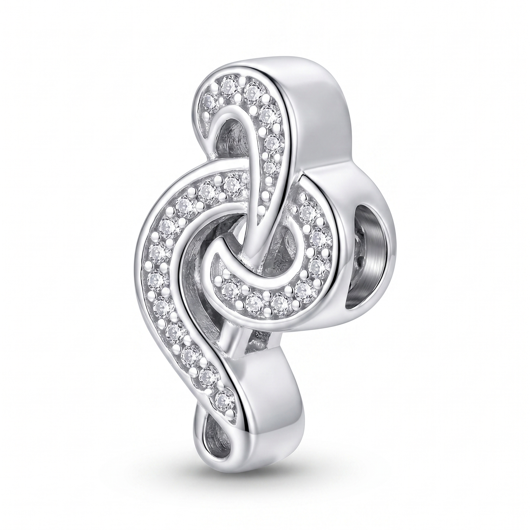 Charm clave de sol de plata 925 con detalles brillantes sobre fondo blanco