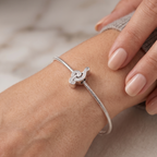 Charm clave de sol de plata 925 colocado en pulsera con diseño delicado y elegante