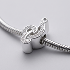 Charm musical de plata 925 en forma de clave de sol con acabado brillante montado en pulsera