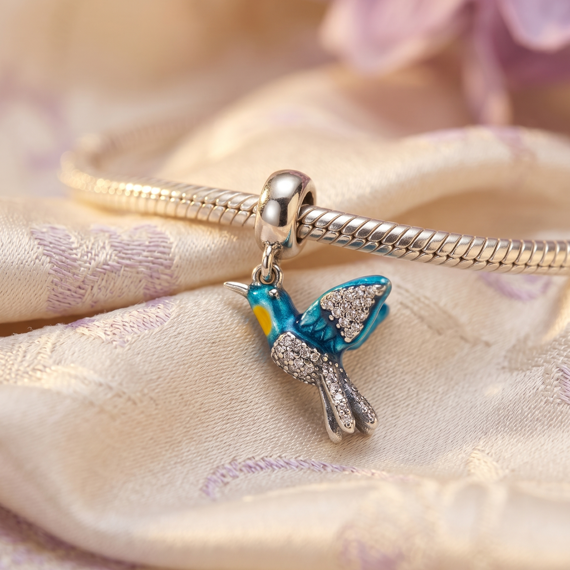 Charm colibrí de plata 925 de 1.7 cm con alas brillantes y acabado colorido