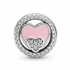 Charm redondo de plata 925 con doble corazón rosa y detalles brillantes sobre fondo blanco