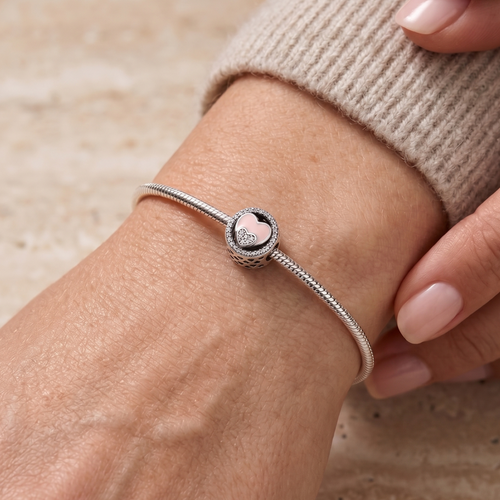 Charm de plata 925 con corazón rosa colocado en pulsera tipo charm