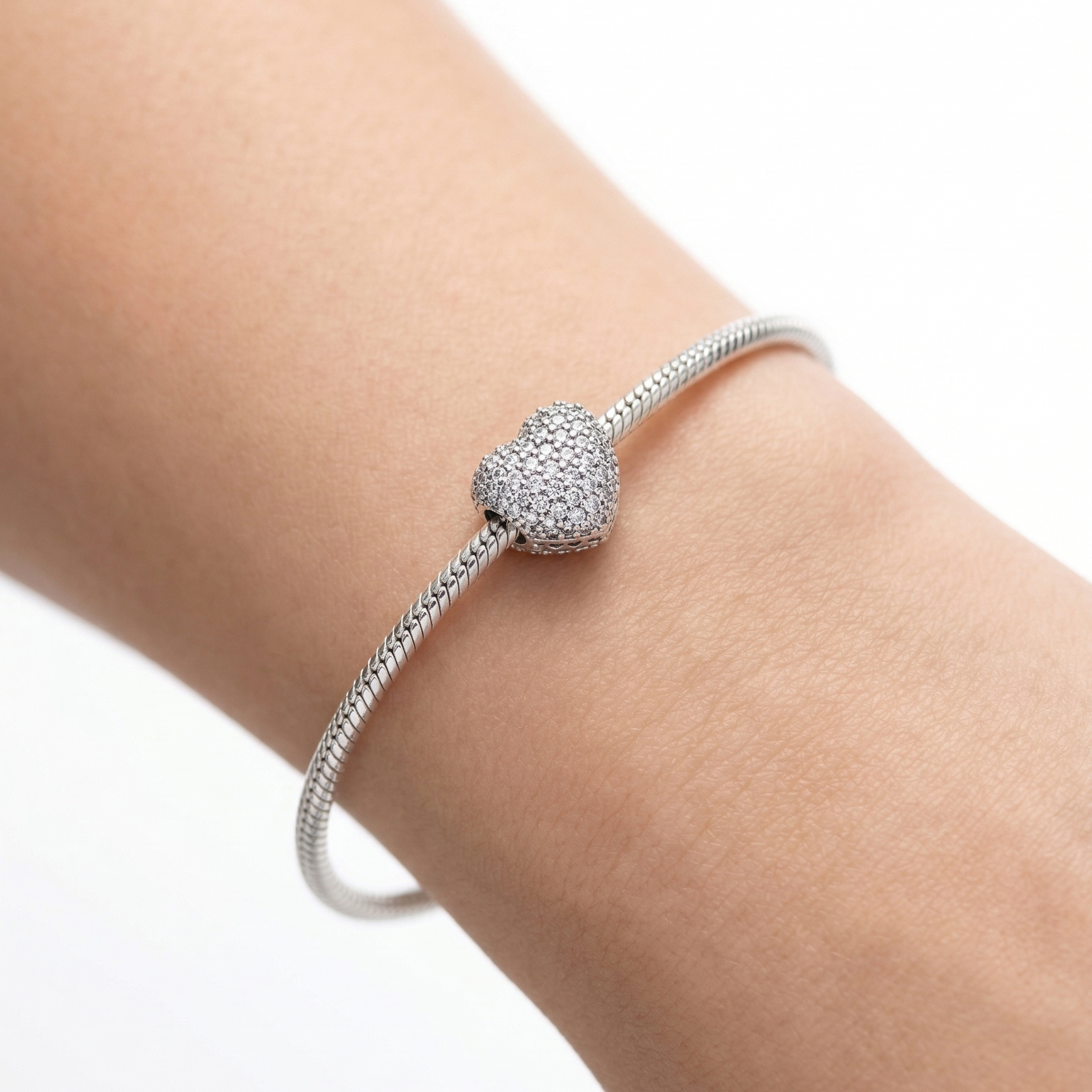 Charm corazón radiante de plata 925 colocado en pulsera
