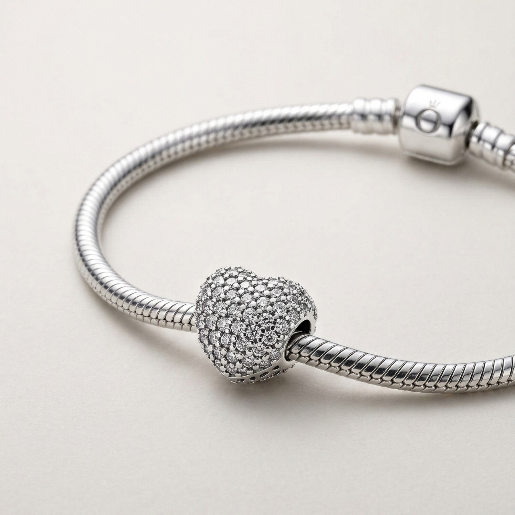 Charm de plata 925 en forma de corazón con brillo total