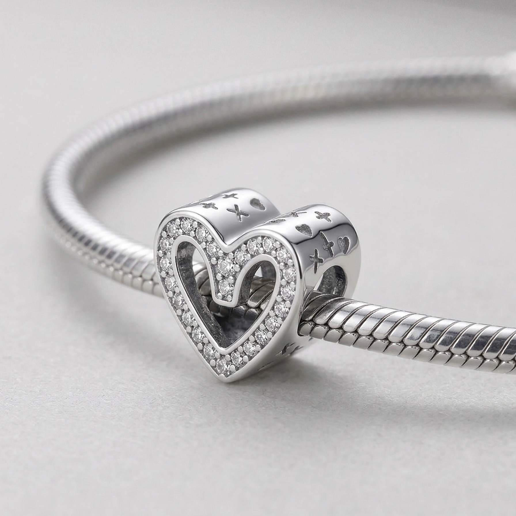 Charm de plata 925 en forma de corazón abierto con brillo