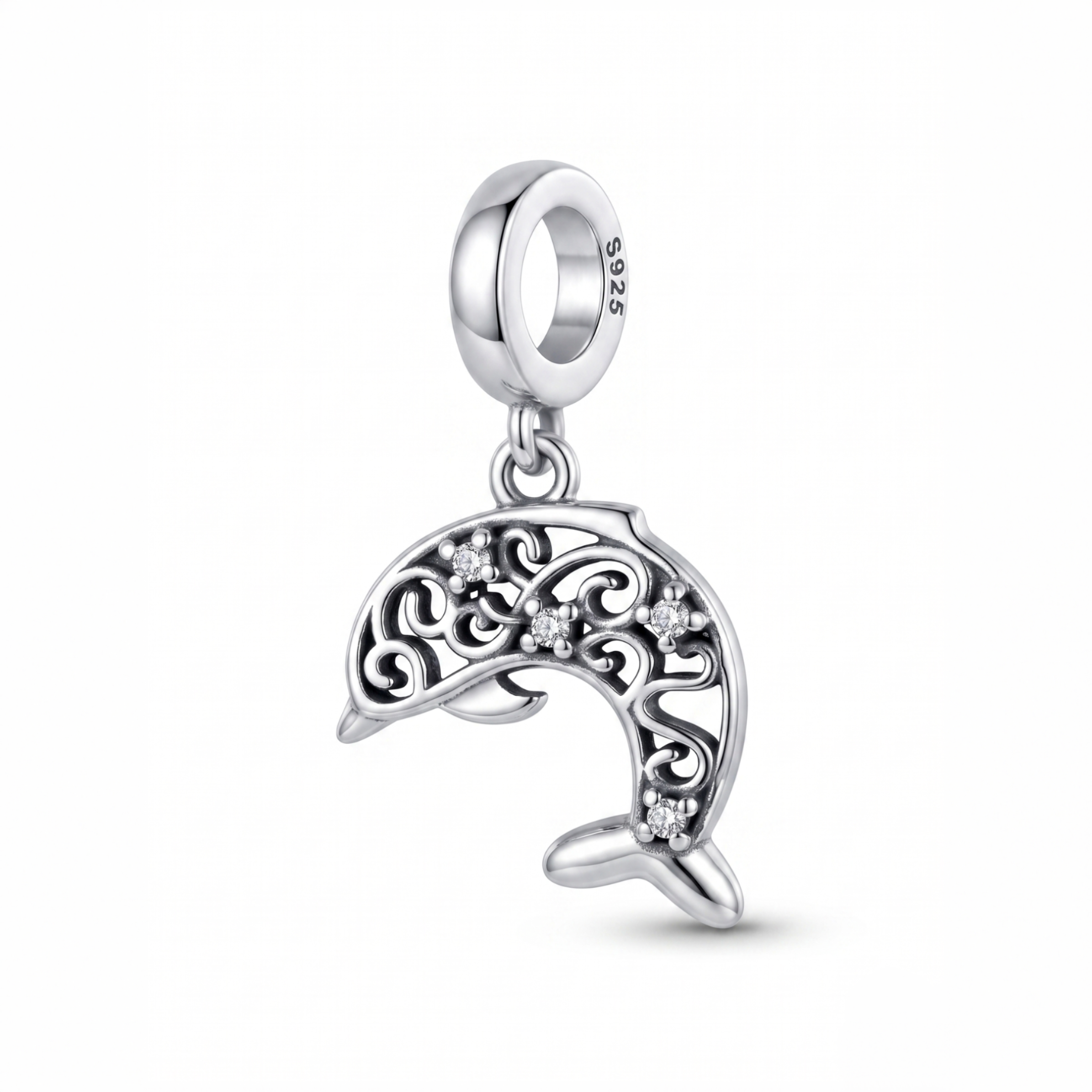 Charm delfín de plata 925 con diseño calado y detalles brillantes sobre fondo blanco