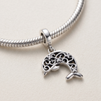 Charm colgante de delfín en plata 925 con acabado brillante montado en pulsera