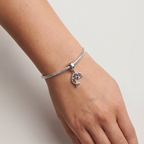 Charm delfín de plata 925 colocado en pulsera con diseño delicado e inspiración marina