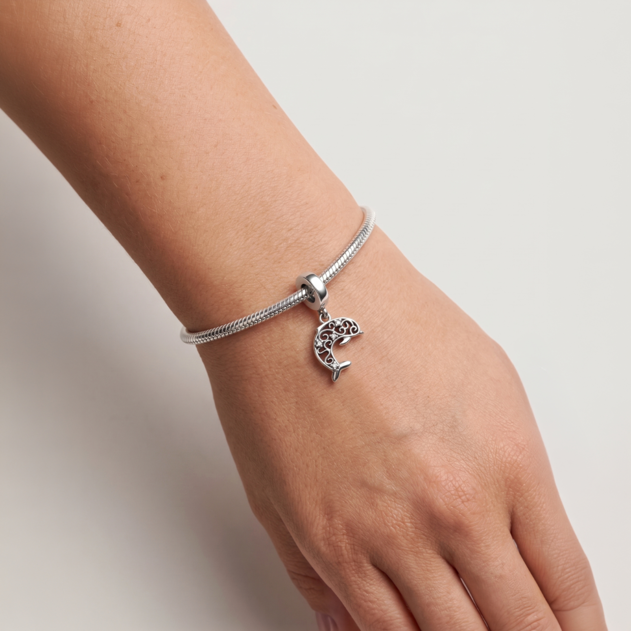 Charm delfín de plata 925 colocado en pulsera con diseño delicado e inspiración marina