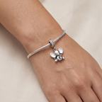Charm elefantito de plata 925 colocado en pulsera con diseño delicado y elegante