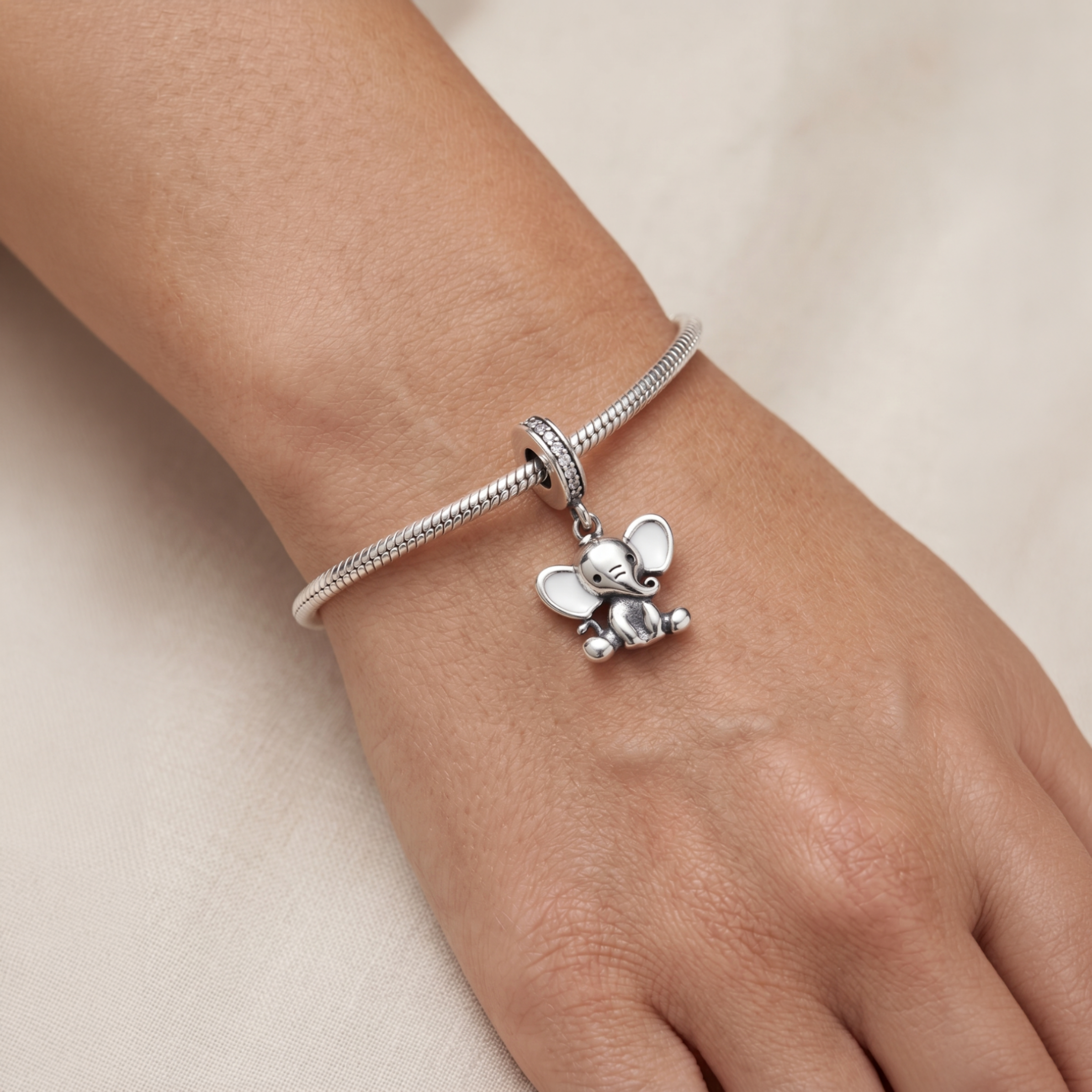 Charm elefantito de plata 925 colocado en pulsera con diseño delicado y elegante