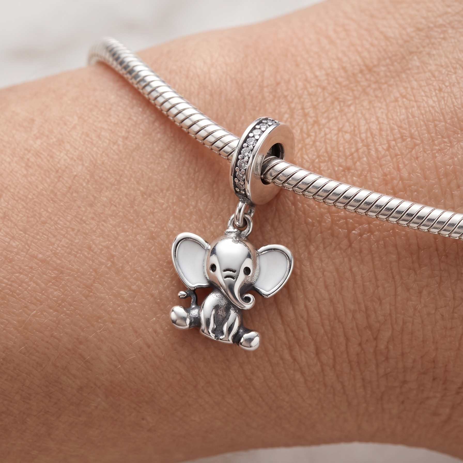 Charm colgante de elefantito en plata 925 con aro de detalles brillantes montado en pulsera