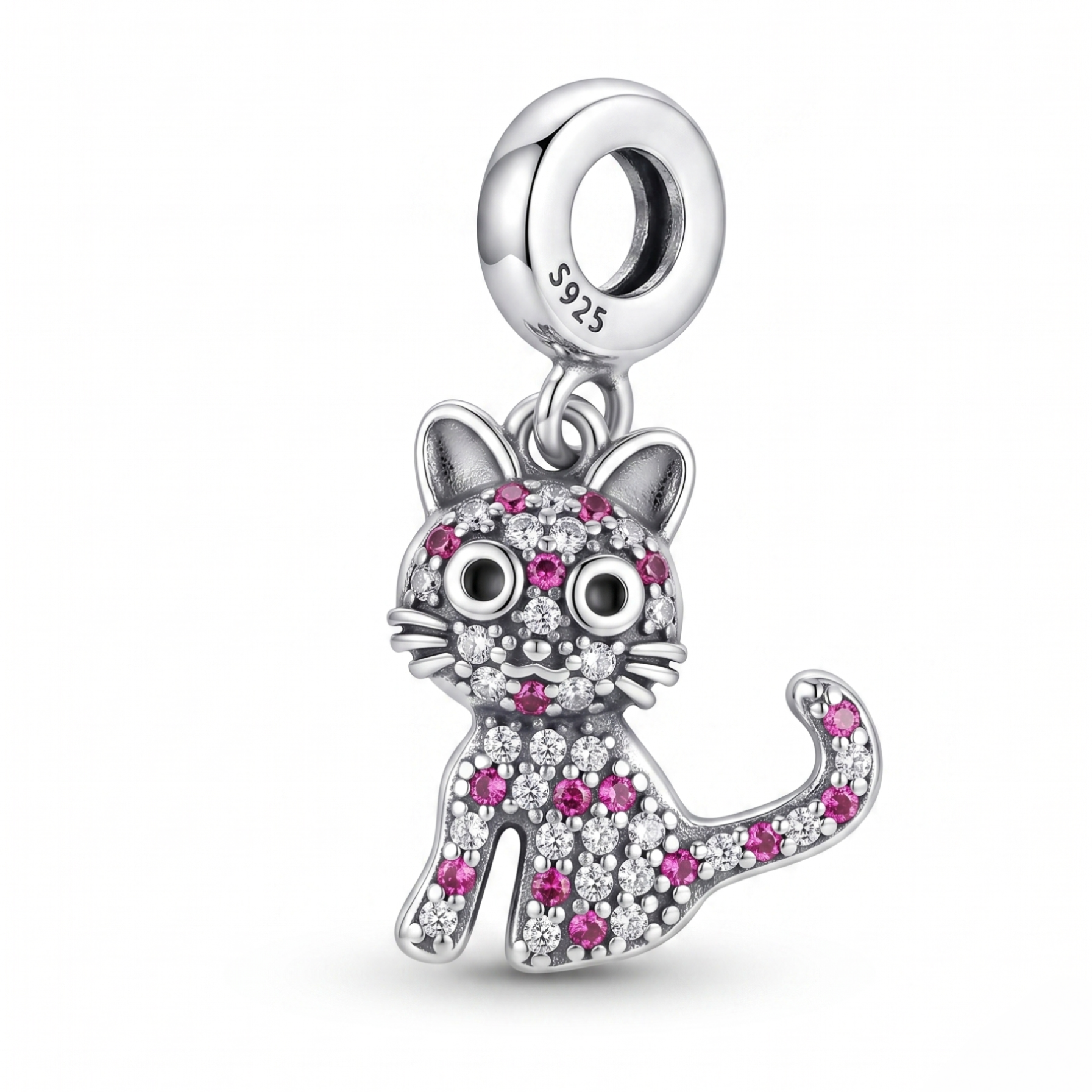 Charm gatita de plata 925 con detalles brillantes claros y rosados sobre fondo blanco