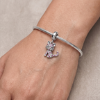 Charm gatita de plata 925 colocado en pulsera con diseño delicado y detalles rosados