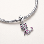 Charm colgante de gatita en plata 925 con acabado brillante montado en pulsera