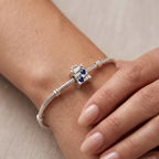 Charm maleta de plata 925 colocado en pulsera con corazones azules y diseño de viaje