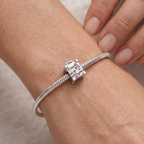 Charm maleta de plata 925 colocado en pulsera con corazones rosados y diseño de viaje