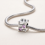 Charm de plata 925 en forma de maleta con frase Travel with you montado en pulsera
