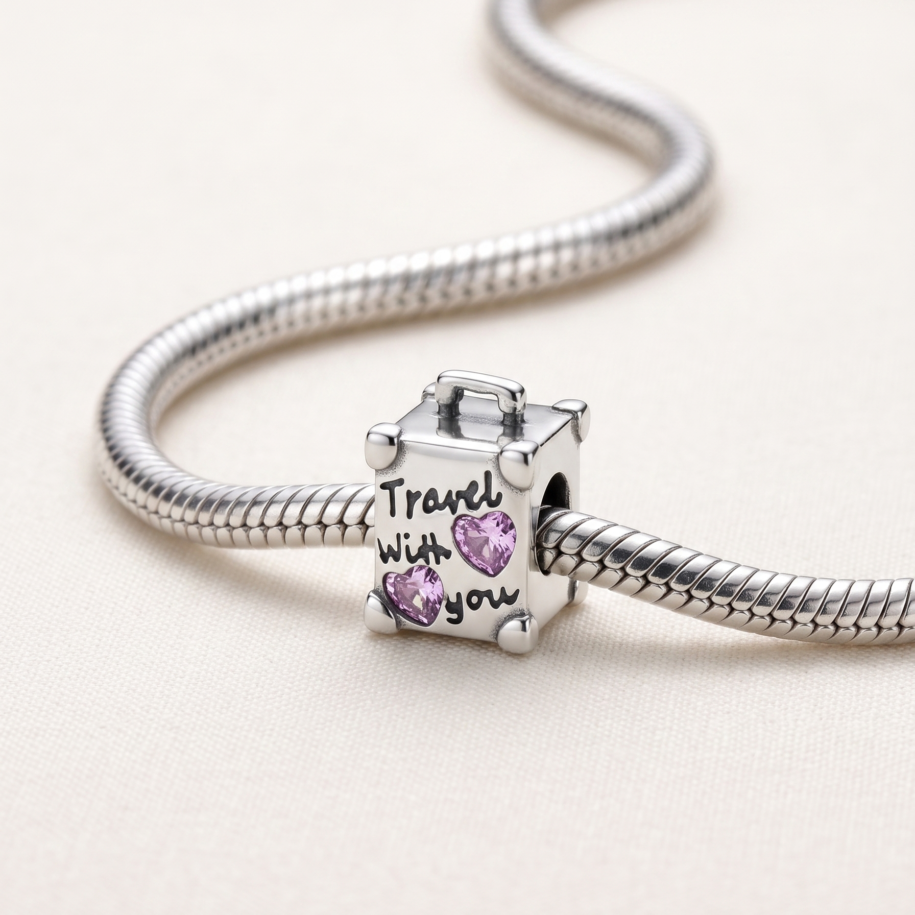 Charm de plata 925 en forma de maleta con frase Travel with you montado en pulsera