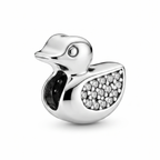 Charm patito de plata 925 con ala de detalles brillantes sobre fondo blanco