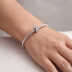 Charm patito de plata 925 colocado en pulsera, con diseño delicado y acabado brillante