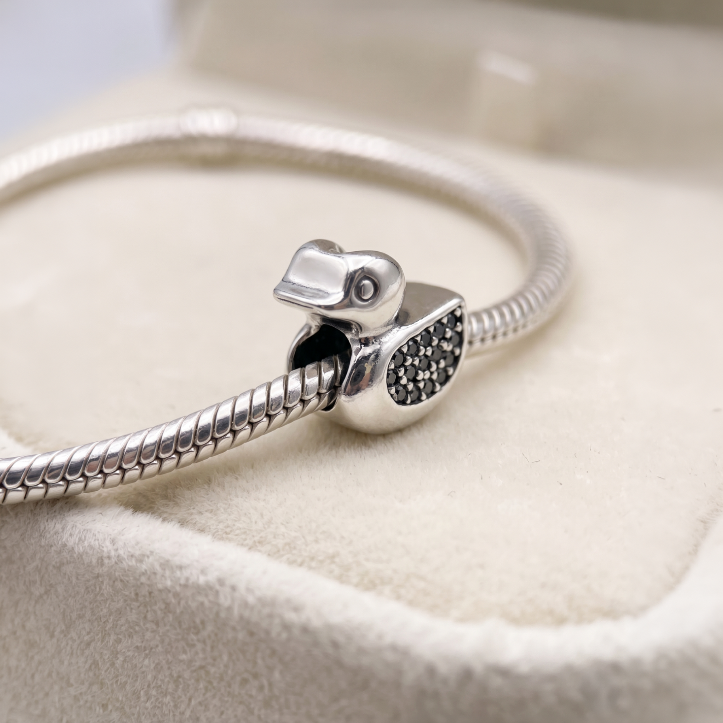 Charm de plata 925 en forma de patito con ala brillante montado en pulsera tipo charm