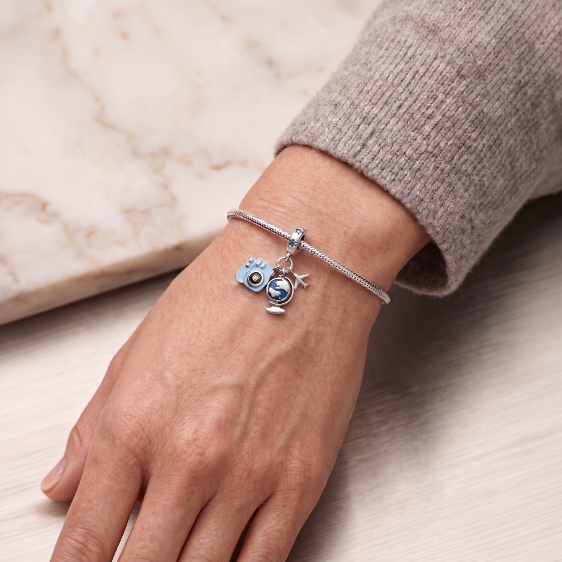 Charm Postales del Mundo de Plata 925 colocado en pulsera, con diseño de cámara, globo terráqueo y avión