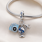 Detalle del Charm Postales del Mundo de Plata 925 con acabados plateados y detalles decorativos en azul