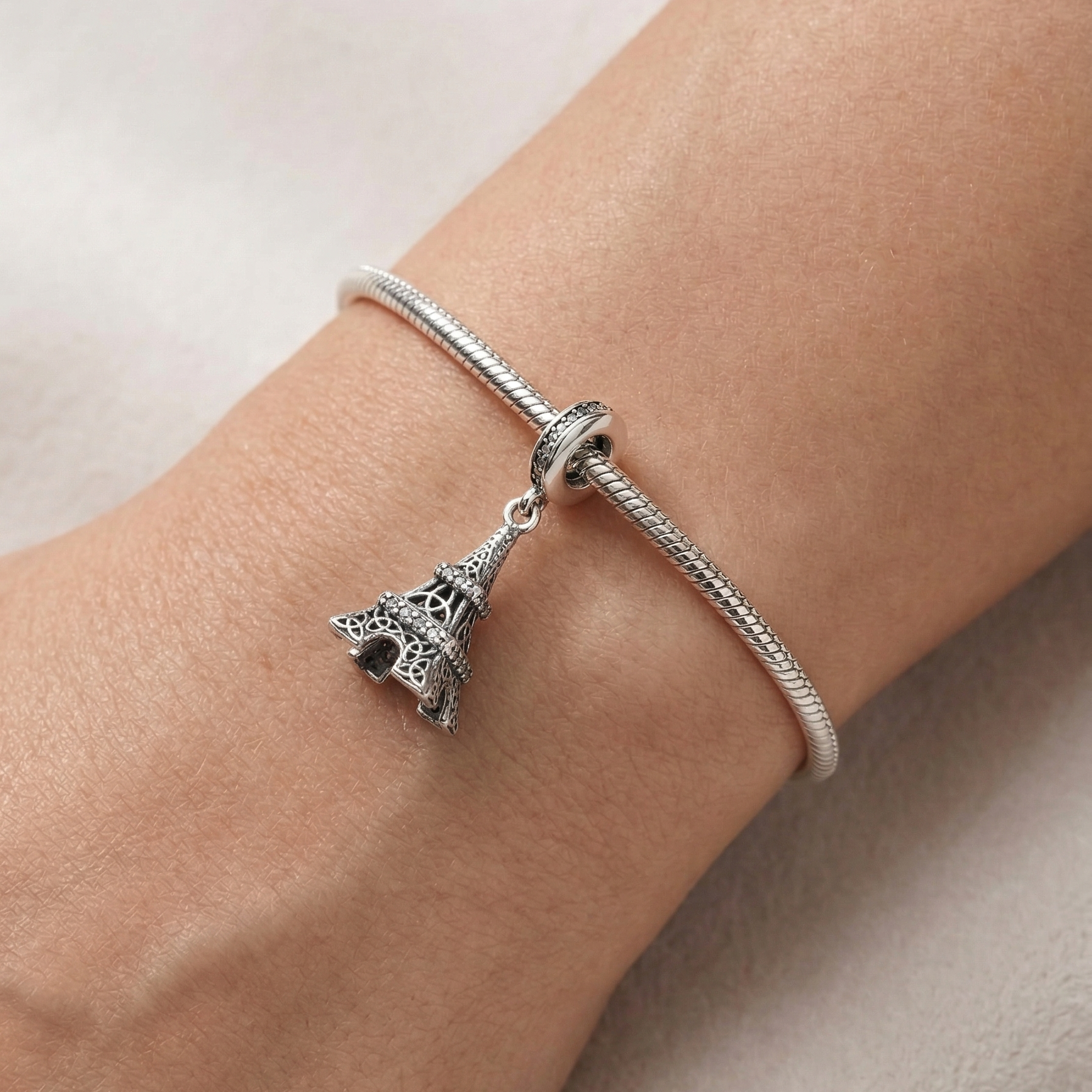 Charm Torre Eiffel París de plata 925 colocado en pulsera