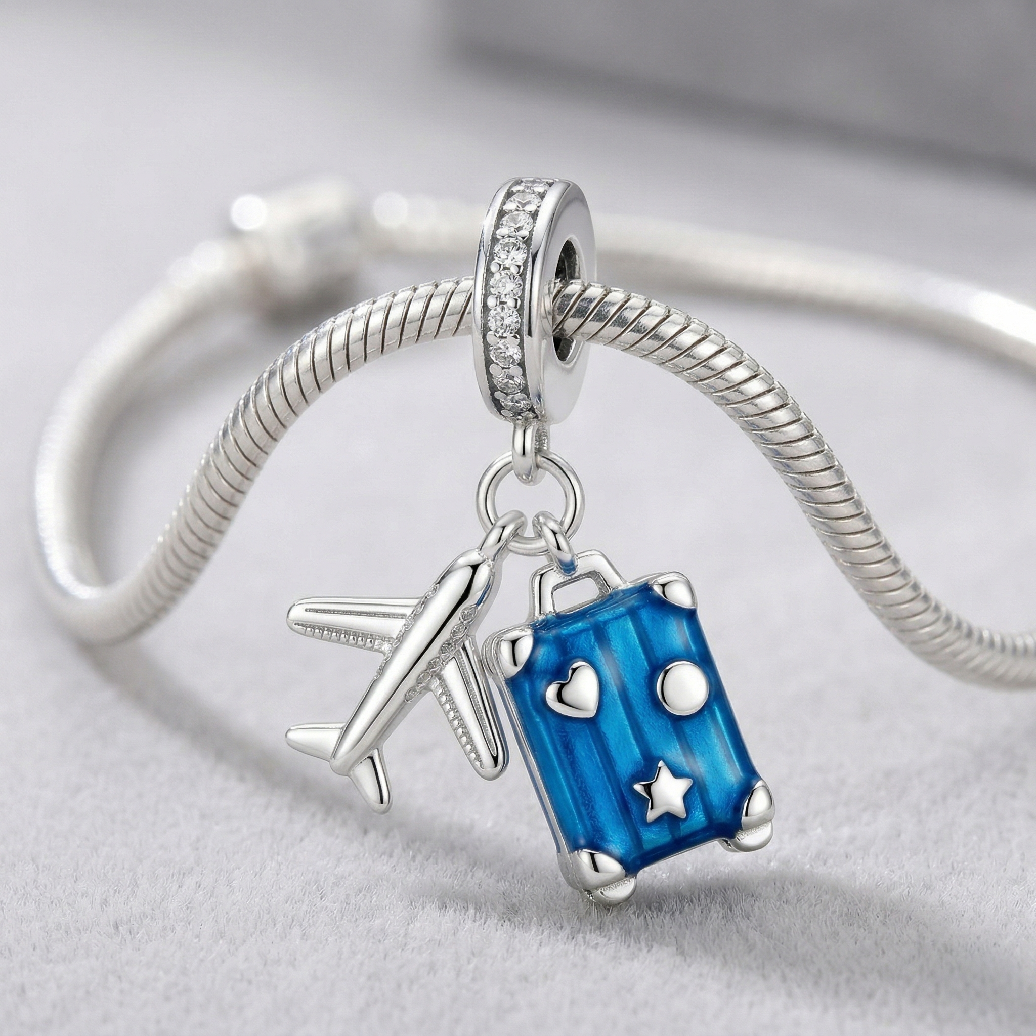 Charm de plata 925 con diseño de avión y maleta esmaltada azul