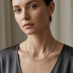 Collar minimalista de plata 925 con diseño bead 1+1 de bolitas y barras en uso