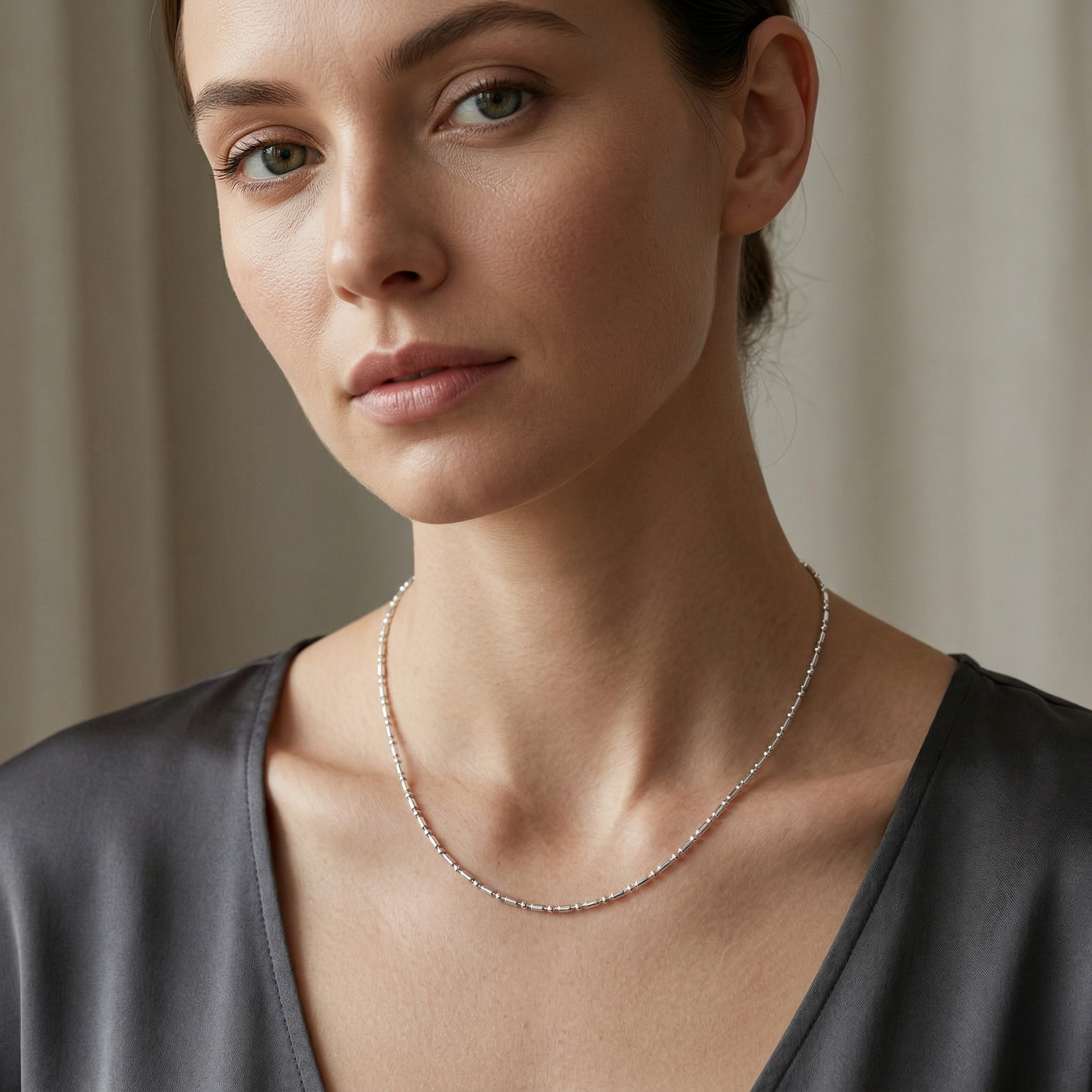 Collar minimalista de plata 925 con diseño bead 1+1 de bolitas y barras en uso